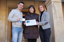 La ganadora del concurso MMS de Enero, Mª Rosario Vicente Verdejo, recoge su premio en el Ayuntamiento